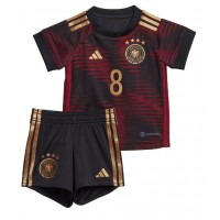 Koszulka piłkarska Niemcy Leon Goretzka #8 Strój wyjazdowy dla dzieci MŚ 2022 tanio Krótki Rękaw (+ Krótkie spodenki)